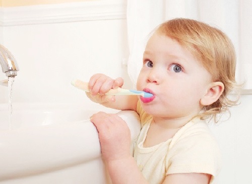 Kết quả hình ảnh cho Cách đánh răng cho trẻ 1 tuổi tốt nhất