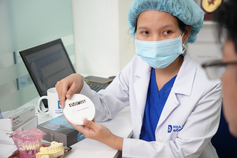 Lựa chọn nha khoa uy tín là yếu tố quan trọng quyết định thành công của ca bọc răng sứ