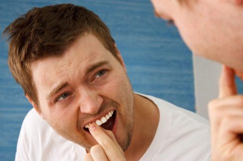 có nên súc miệng bằng nước muối không 1