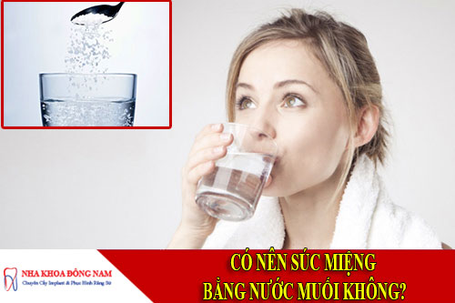 có nên súc miệng bằng nước muối không