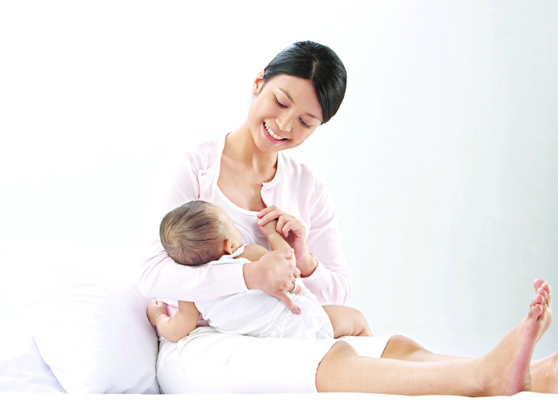 Phụ nữ đang cho con bú vẫn có thể làm răng sứ nếu sức khỏe của mẹ cho phép