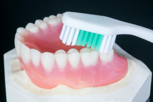 Hướng dẫn cách vệ sinh Răng Giả Tháo Lắp để sử dụng lâu dài