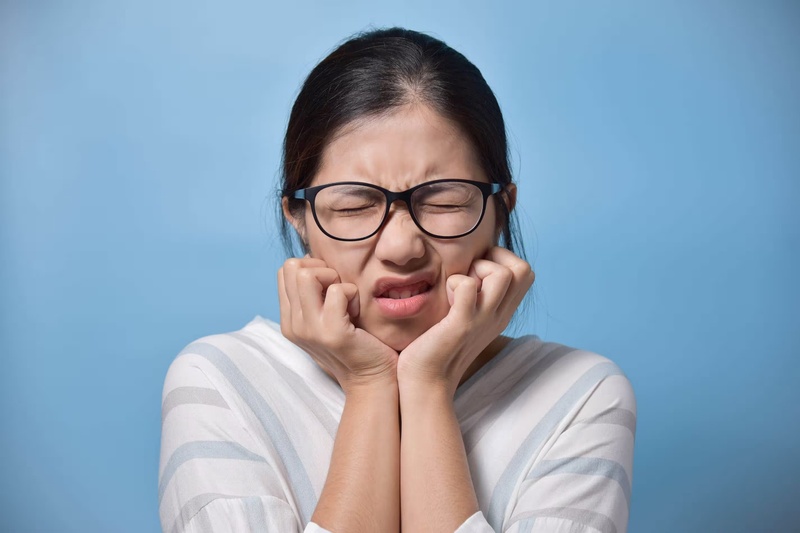 Bệnh nhân đau nhức nghiêm trọng sau khi trồng răng giả