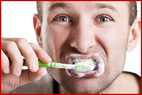 đánh răng có cần làm ướt bàn chải không 2