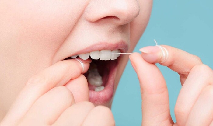 Nên sử dụng chỉ nha khoa thay vì tăm tre để làm sạch răng tối ưu