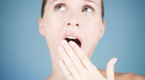 súc miệng nước muối trước hay sau khi đánh răng