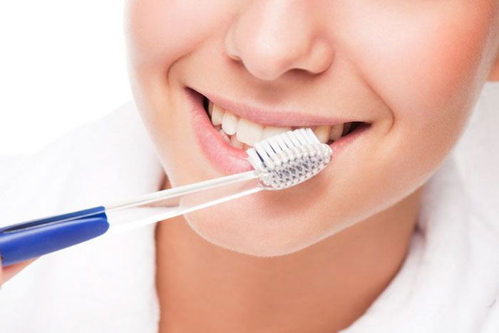 Chải răng nhẹ nhàng bằng bàn chải lông mềm