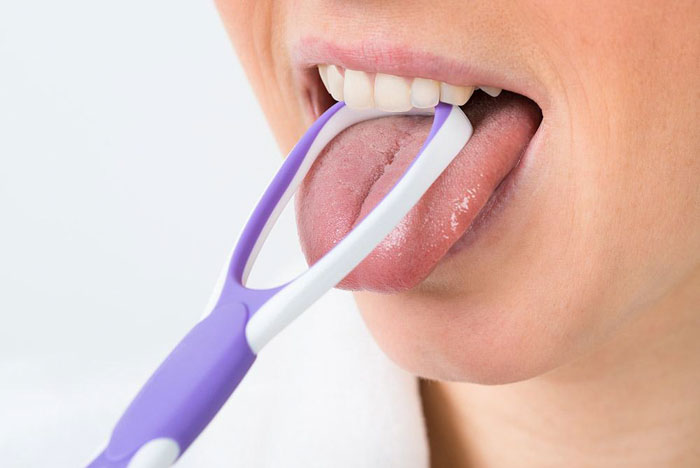 Làm sạch lưỡi giúp ngăn ngừa hôi miệng