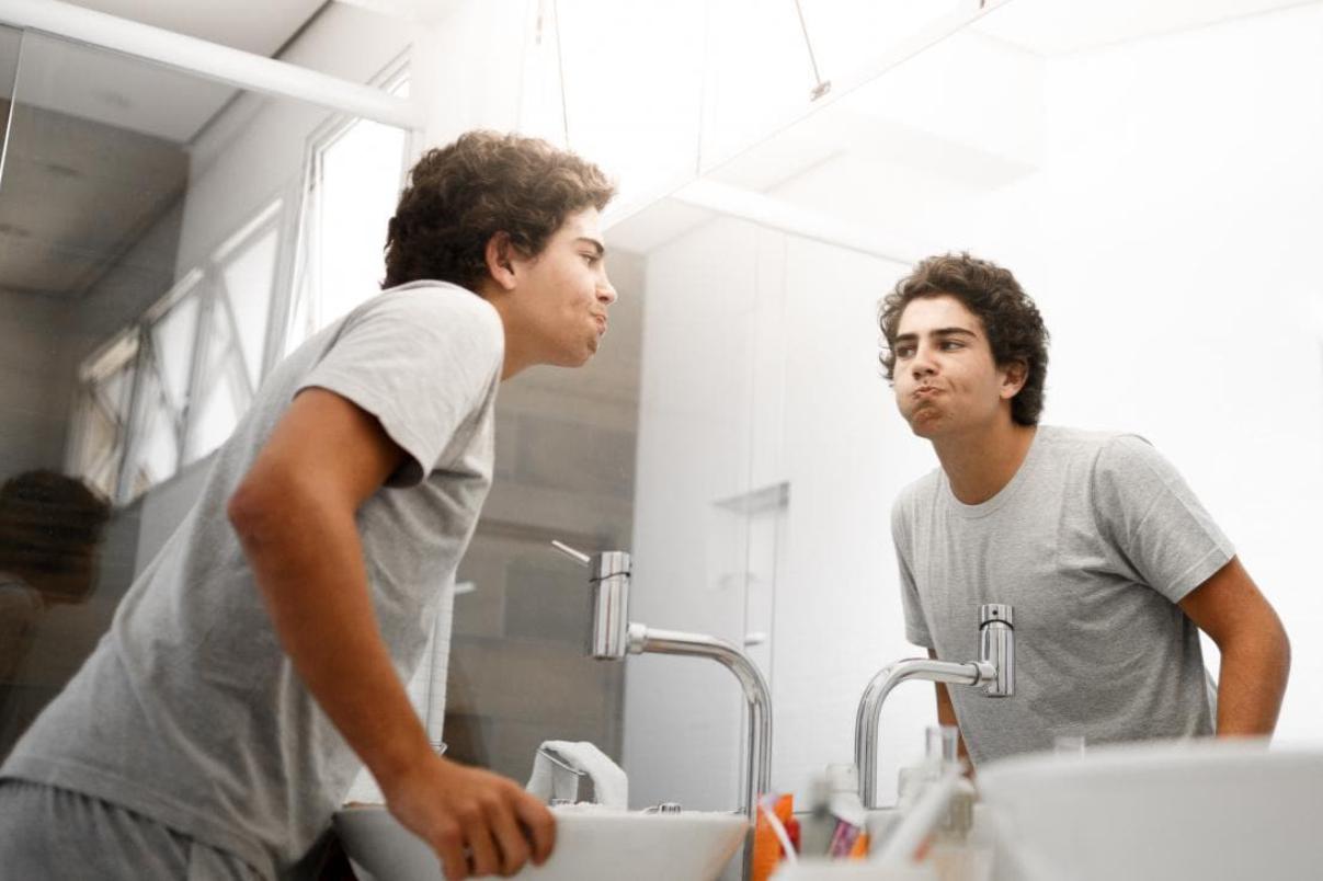 Súc miệng với oxy già làm giảm hôi miệng do thuốc lá