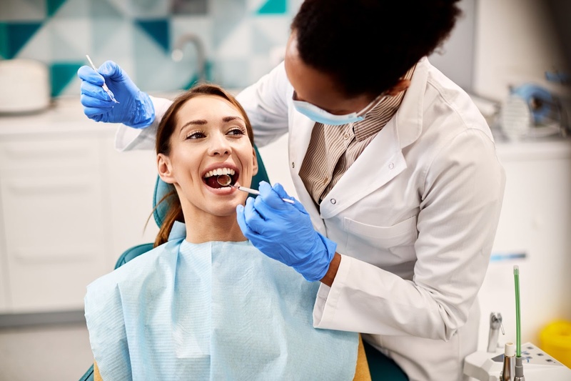 Tay nghề của bác sĩ là một trong những yếu tố quyết định tuổi thọ răng sứ