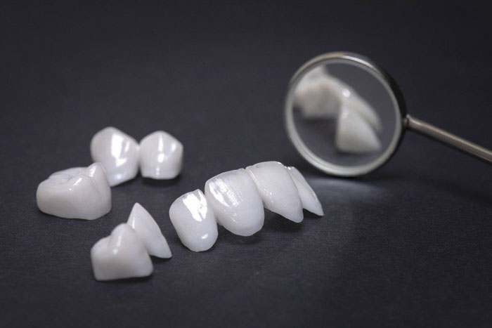 Răng sứ Zirconia có cấu tạo từ sứ Zirconia (ZrO2) nguyên chất