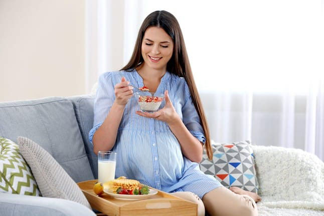Chế độ ăn uống có nhiều thay đổi làm mẹ bầu dễ bị đau răng
