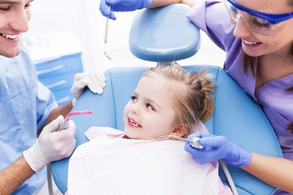Đưa trẻ đến nha khoa thăm khám răng định kỳ 6 tháng/lần