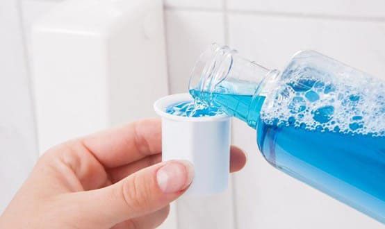 Dùng nước súc miệng để tiêu diệt vi khuẩn và giữ cho hơi thở thơm tho