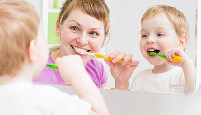 Hướng dẫn trẻ đánh răng đúng cách hằng ngày