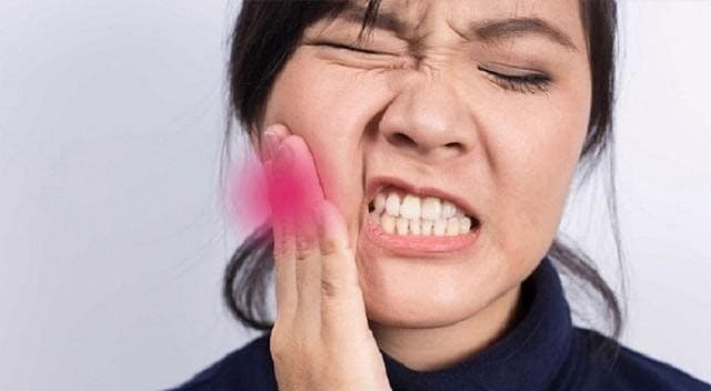 nhổ răng khôn bị nhiễm trùng