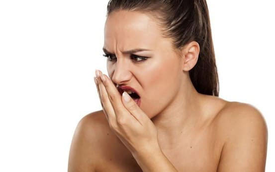 Thức ăn dính giắt lâu ngày vào kẽ hở giữa răng thật và răng sứ gây hôi miệng