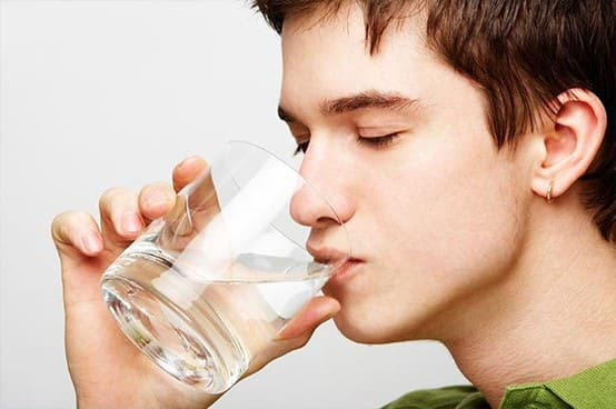 Uống nhiều nước có tác dụng cải thiện tình trạng khô miệng