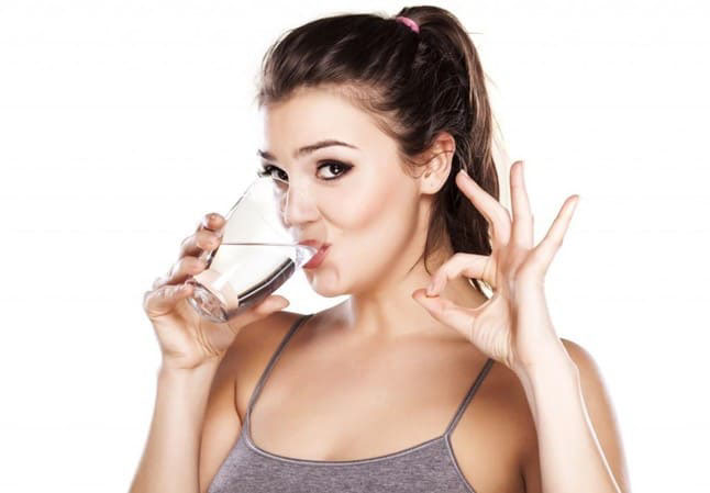 Uống nhiều nước mỗi ngày để tránh khô miệng khi