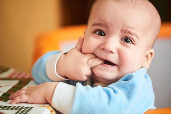 Mọc răng sẽ khiến trẻ bị đau nhức khó chịu