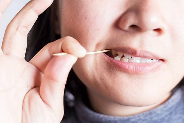 Thói quen dùng tăm xỉa răng lâu ngày có thể gây hở kẽ răng