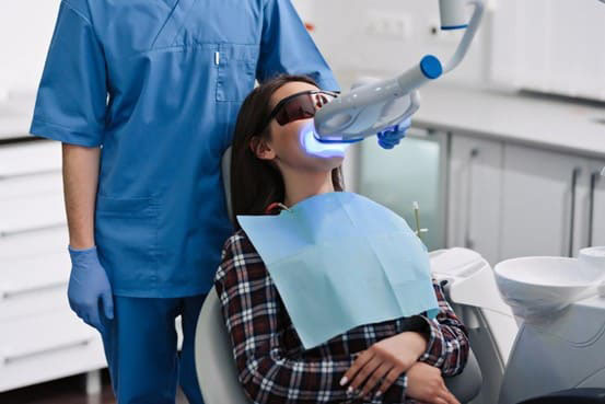 Thực hiện tẩy trắng răng tại nha khoa