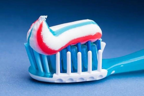 Sử dụng kem đánh răng có chứa nồng độ fluor phù hợp