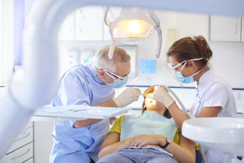 Thăm khám nha sĩ định kỳ hoặc ngay khi răng có những dấu hiệu bất thường