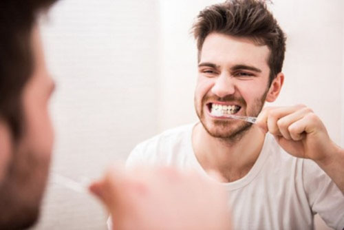 Sau nhổ răng vẫn đánh răng bình thường nhưng cần hạn chế đến vết nhổ