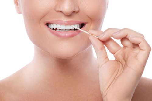Thói quen xỉa răng bằng tăm rất dễ gây tổn thương răng nướu