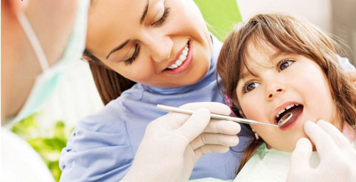 Nên đưa trẻ đến nha khoa để thăm khám và nắn chỉnh răng từ sớm