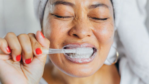 Đánh răng sai cách sẽ làm men răng bị mài mòn, hư tổn