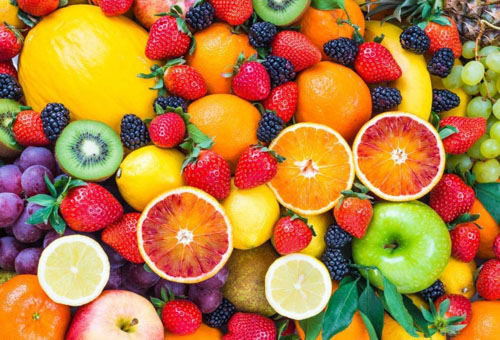 Hoa quả giàu vitamin C rất tốt trong việc diệt vi khuẩn gây mùi hôi miệng