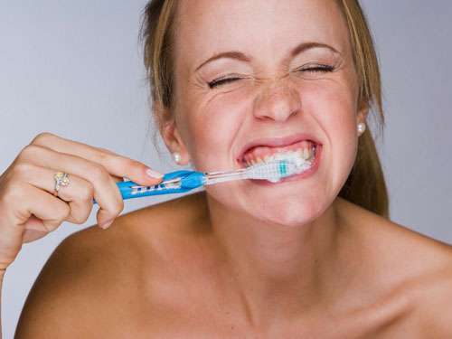 Nhiệt miệng có thể do vệ sinh răng miệng sai cách