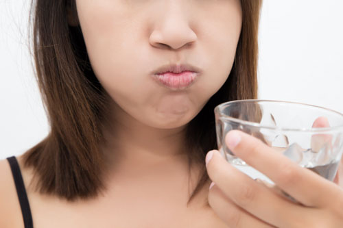 Súc miệng bằng nước muối ấm có thể giảm được ê buốt răng