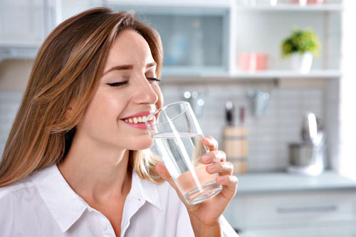 Uống nhiều nước lọc mỗi ngày để giảm mùi hôi miệng