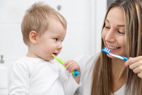 Tập cho trẻ thói quen chải răng đúng cách để tránh nuốt phải kem đánh răng