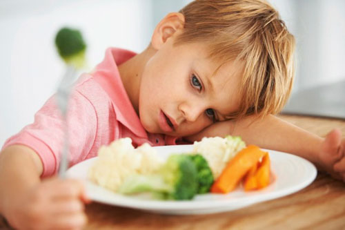 Trẻ bị sâu răng thường ăn uống kém ngon miệng, chán ăn
