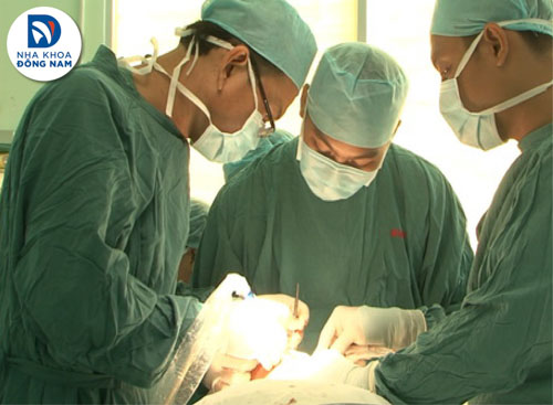 Bác sĩ thực hiện tiểu phẫu cấy trụ Implant vào xương hàm