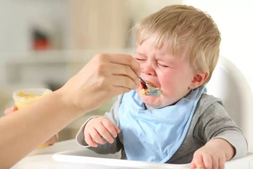 Cảm giác đau nhức ở răng lợi khiến trẻ quấy khóc, chán ăn