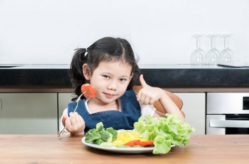 Chế độ ăn uống lành mạnh cũng góp phần ngừa sâu răng cho trẻ