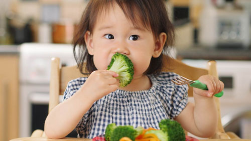 Cho trẻ ăn nhiều rau củ để chữa nhiệt miệng hiệu quả