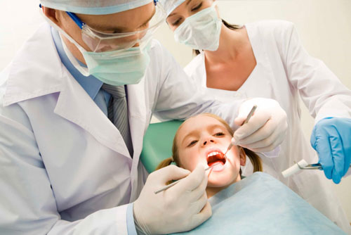Đưa trẻ đến nha khoa để được khám chữa sâu răng hiệu quả