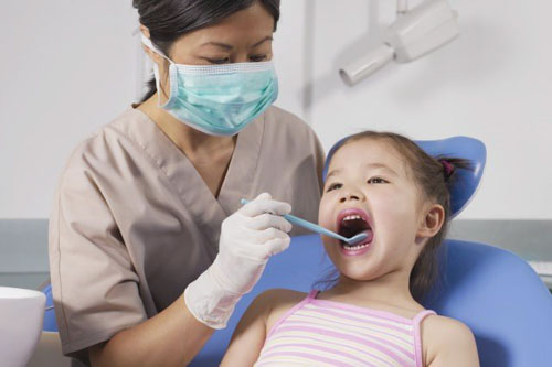 Việc nhổ răng sữa bị sâu cần thông qua chỉ định từ bác sĩ