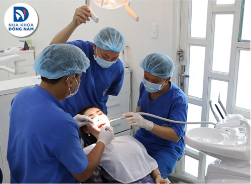 Bệnh nhân cần đến nha khoa để bác sĩ điều trị sưng lợi răng cửa hiệu quả