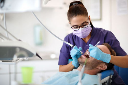 Cạo vôi răng là một trong những phương pháp điều trị viêm nha chu không phẫu thuật
