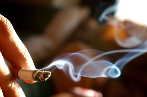 Hút thuốc lá làm tăng nguy cơ mắc bệnh viêm nha chu