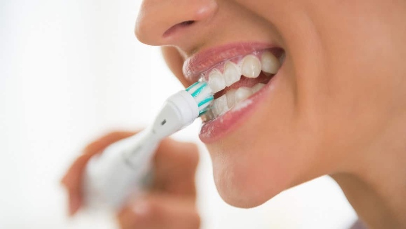 Chải răng nhẹ nhàng tránh chạm vào vị trí nhổ răng