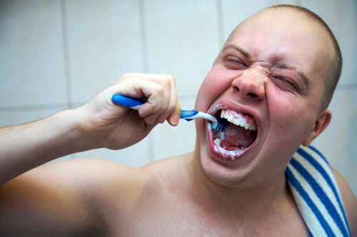 Chải răng sai cách sẽ khiến răng bị mài mòn, ê buốt