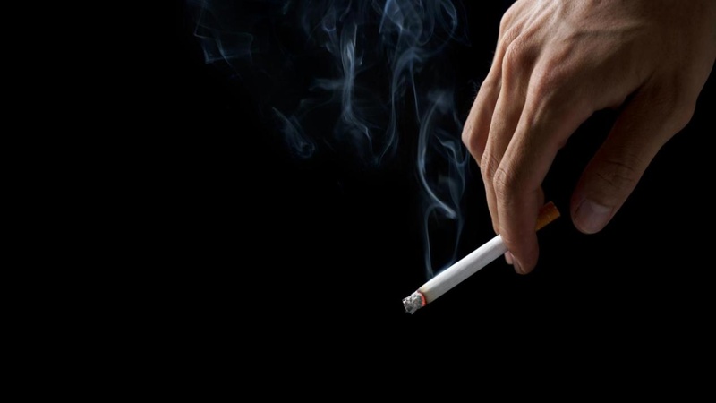 Hút thuốc lá không chỉ làm giảm độ sáng của màu răng sứ mà còn hỏng liên kết giữa mão răng và cùi răng